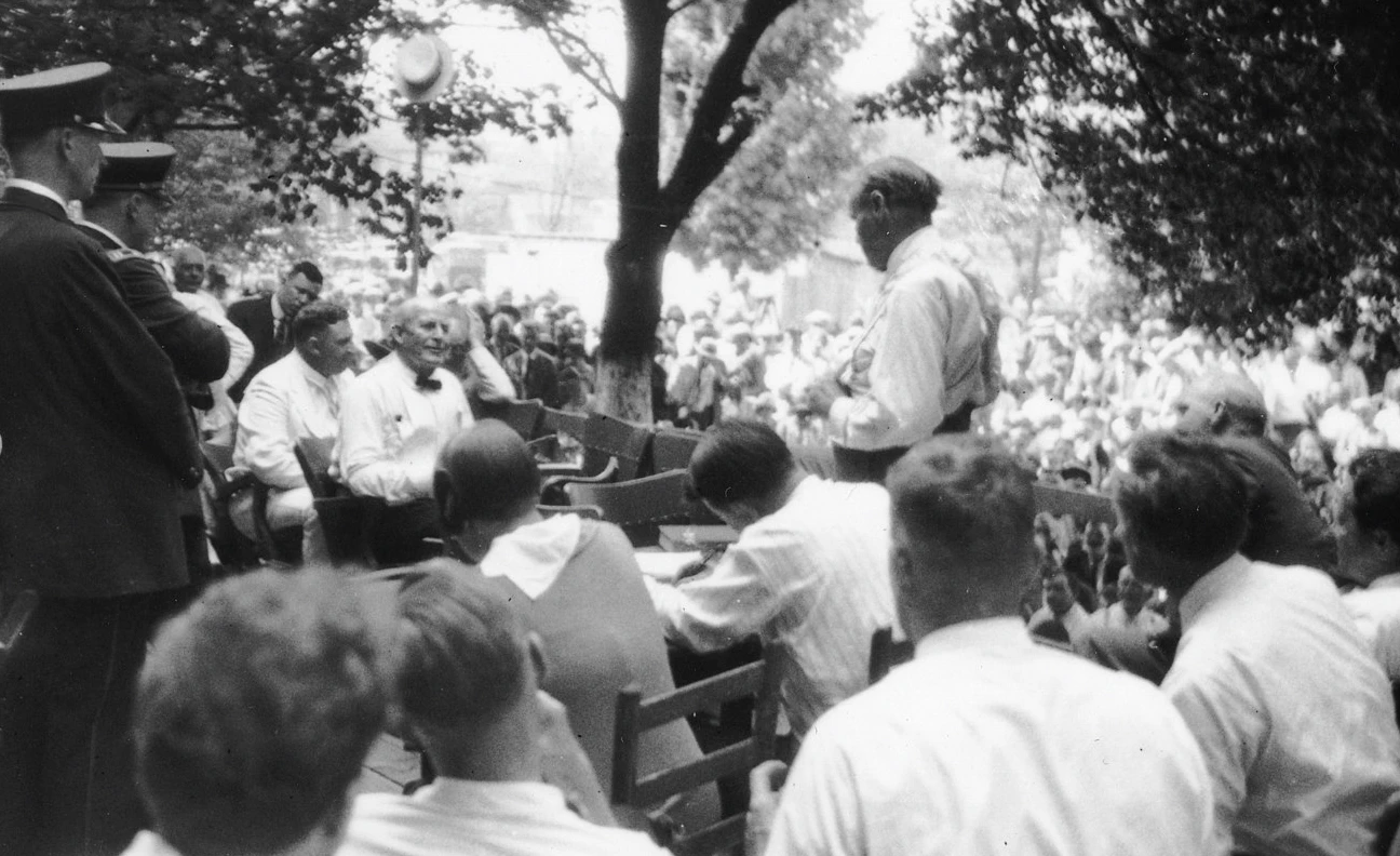 William Jennings Bryan (seated at left) being interrogated by Clarence Seward Darrow, during the trial of the State of Tennessee v. John Thomas Scopes, July 20, 1925. Because of the extreme heat, the proceedings were moved outdoors.?w=200&h=150