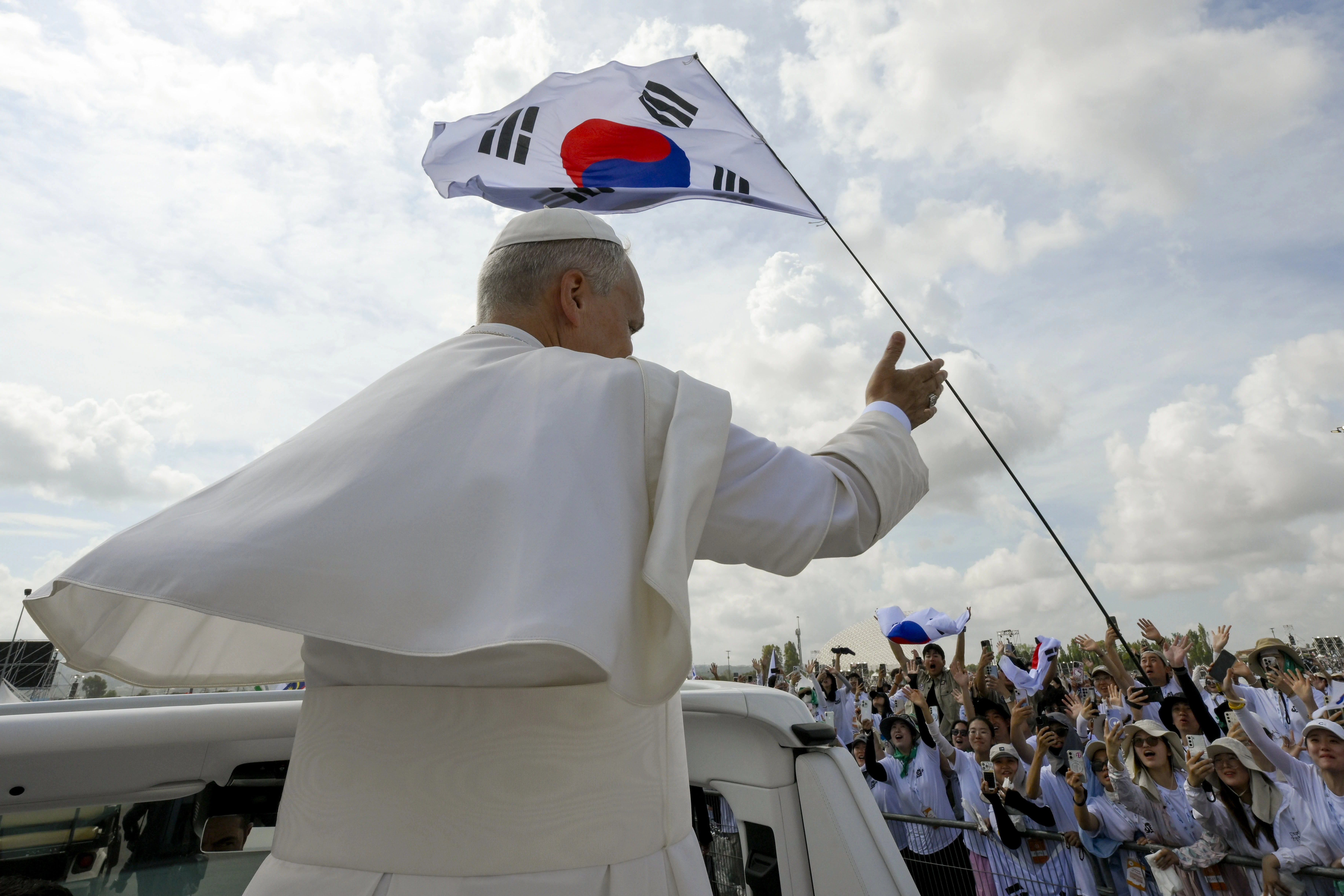 Pope Leo XIV waves at pilgrims from South Korea before the closing Mass of the Jubilee of Youth at the University of Rome Tor Vergata on Aug. 3, 2025.?w=200&h=150